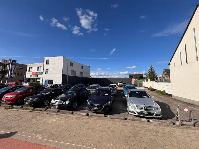 Voitures exposées sur le parc Auto LS à Alost